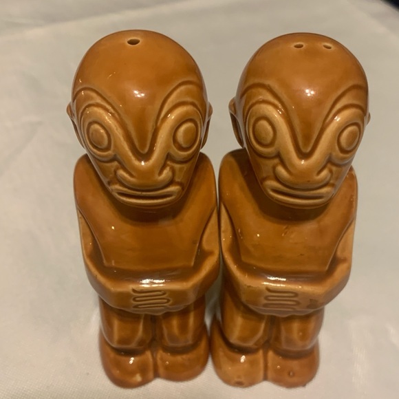 Trader Vic’s Hawian Salt and Pepper Shaker Set 1960’s No Damage - Picture 3 of 4